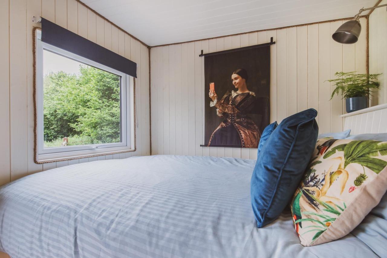 Hidden Wood Glamping And The Hideaway Cabin Warminster Exterior photo