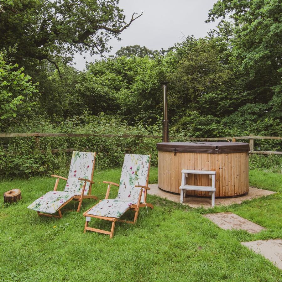 Hidden Wood Glamping And The Hideaway Cabin Warminster Exterior photo